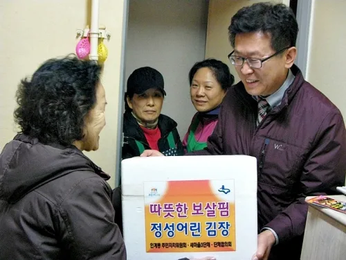 윤 할머니가 인계동 동장에게 일러바친 것은