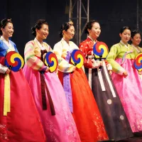 멀티버스의 시각적 언어 2편: 점, 대기, 그리고 은하가 빚은 환상곡