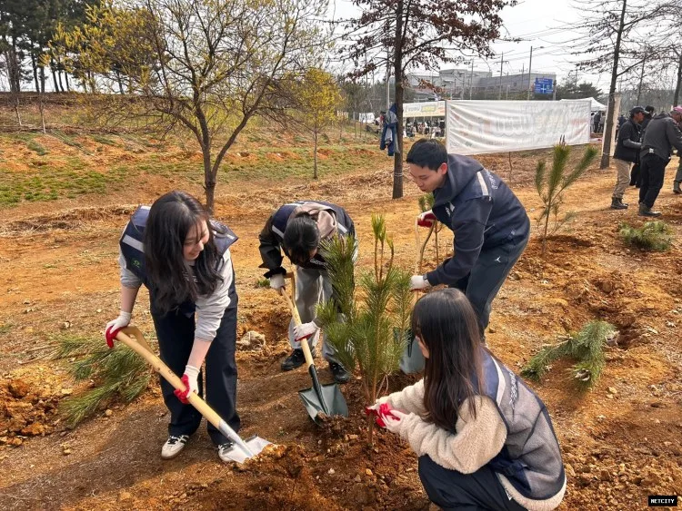 경기환경에너지진흥원, 식목의 달 맞아 ‘시흥 행복의숲 나무심기’ 행사 참여