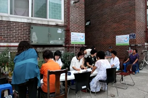 평상에서 소통하고 건강도 챙긴다