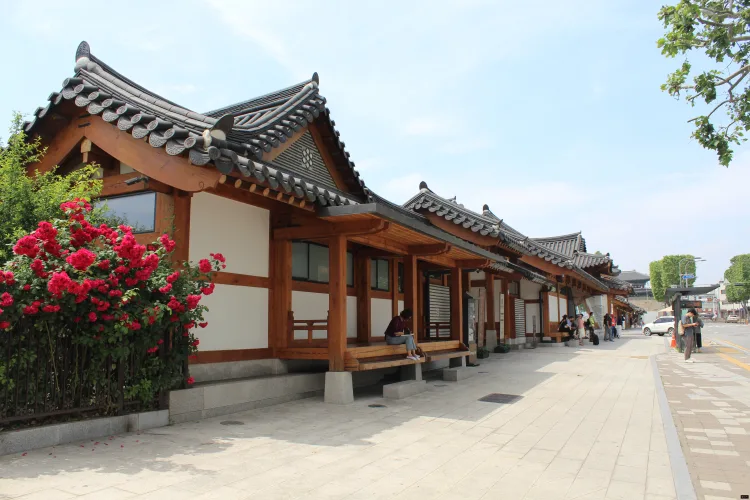 수원의 숨결을 걷다, 50개의 거리와 시장이 빚어내는 도시의 연대기